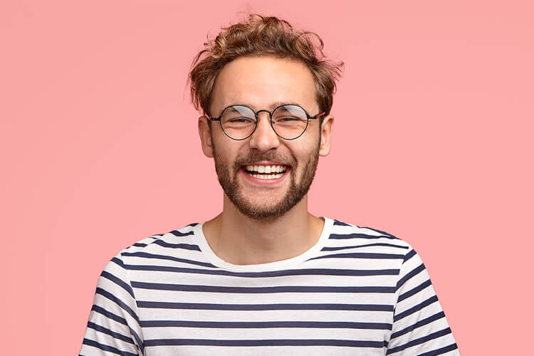 Een jonge man met een stralende glimlach.